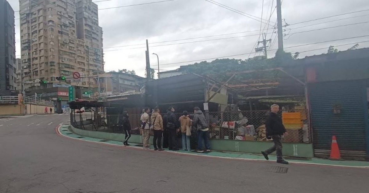 鐵皮屋佔公有地！人車爭道險象環生 新北拆除大隊祭鐵腕強拆