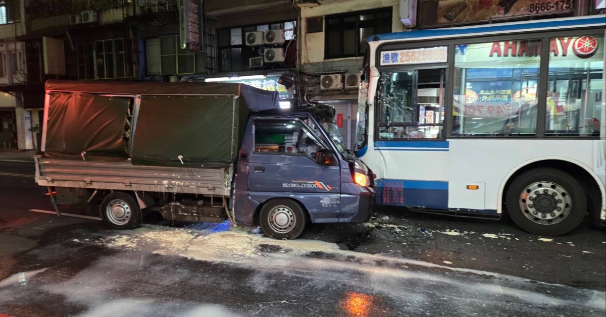 新店驚險車禍！公車為閃避突跨車道 與貨車對撞