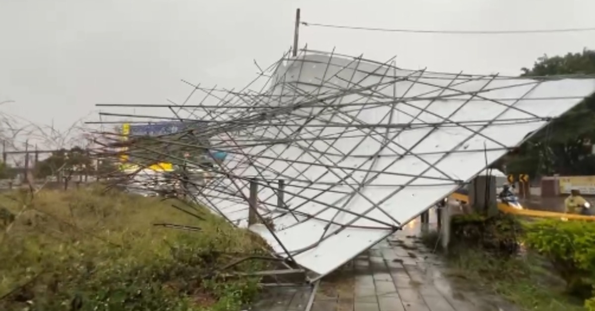 新／台中狂風暴雨！災情頻傳 路邊招牌、樹全倒塌