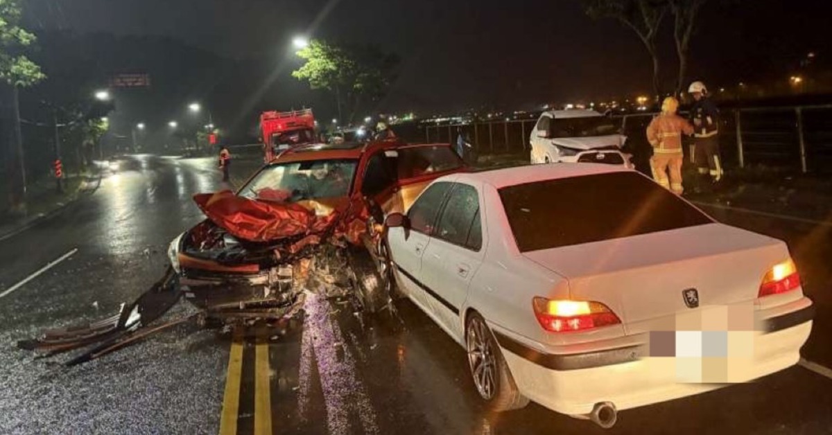 影／疑天雨路滑！宜蘭蘇澳小客車衝對向 2車頭全撞爛