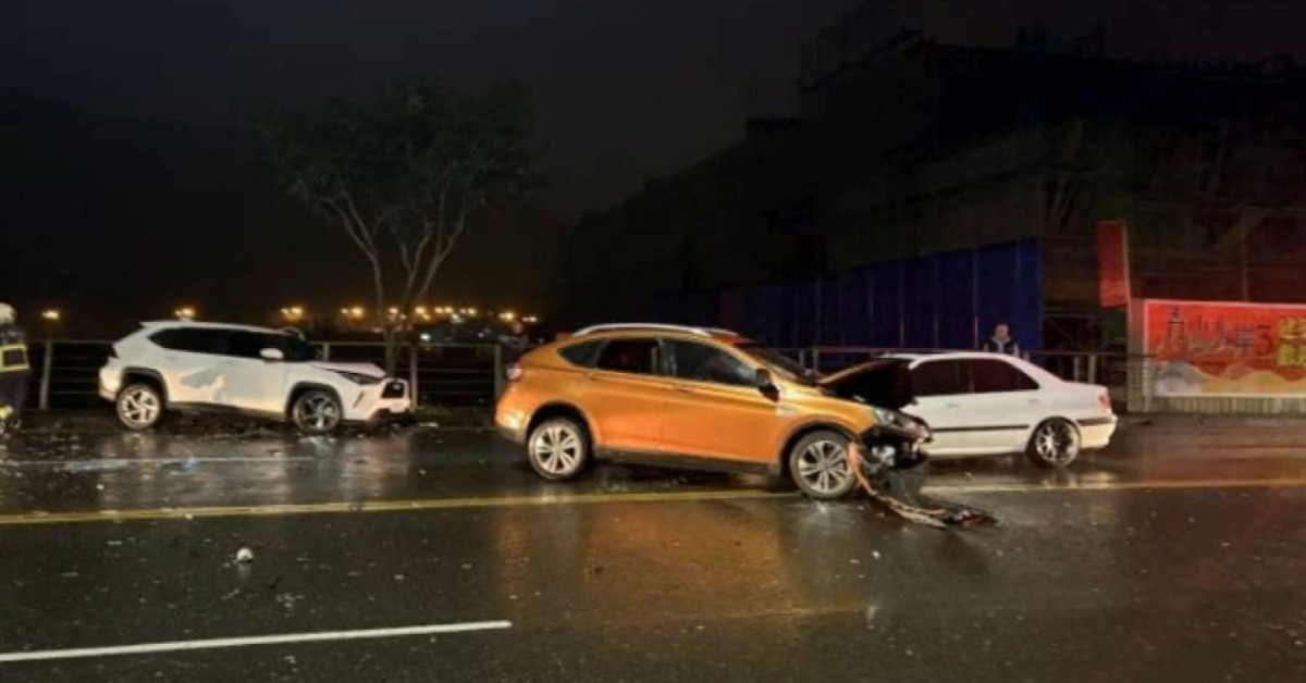 疑過彎不慎撞對向2車 休旅車遭撞飛到路邊圍欄