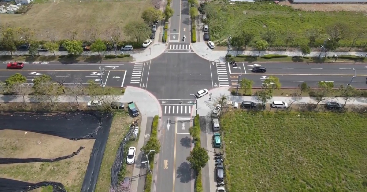 獨家／中央公園「人行道」變停車場！民眾怨路邊車格太少