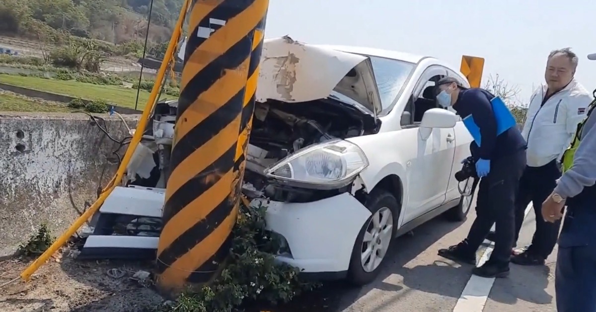 掃墓返家自撞電線桿 車頭全毀父亡子傷