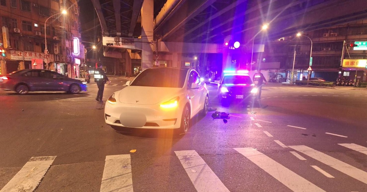 中和深夜車禍！轎車左轉與直行機車碰撞 騎士噴飛命危