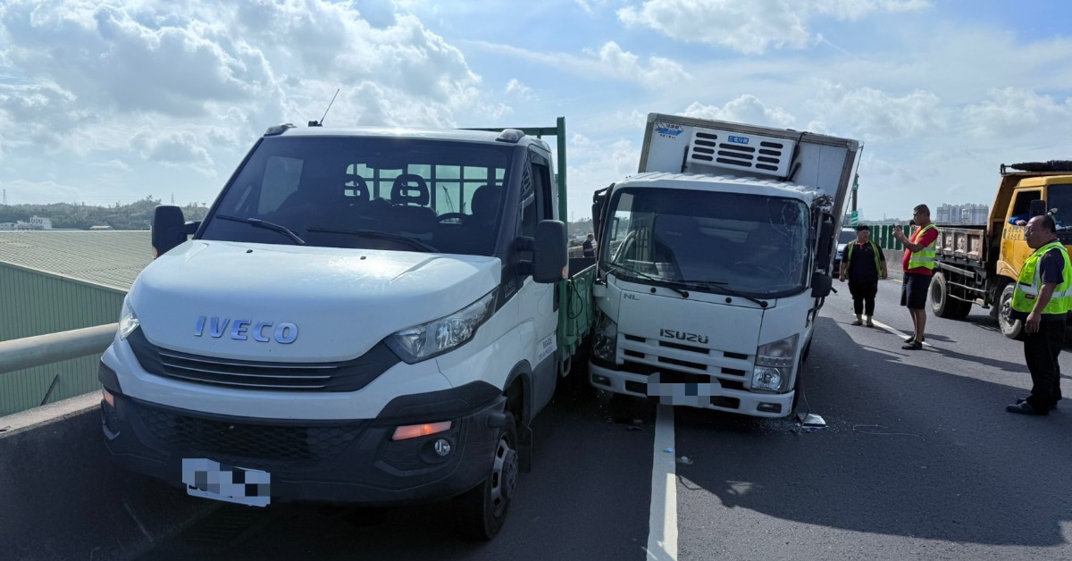 台88重大車禍！4車追撞小貨車遭夾扁 駕駛受困車頭命危