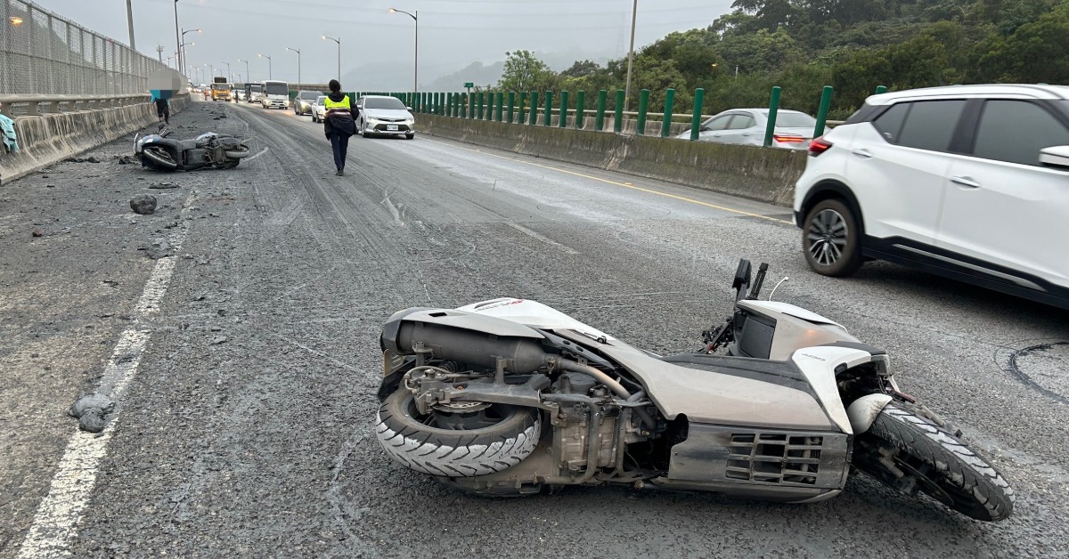 砂石車台64邊開邊滲漏！害2重機騎士慘摔 司機下場慘了