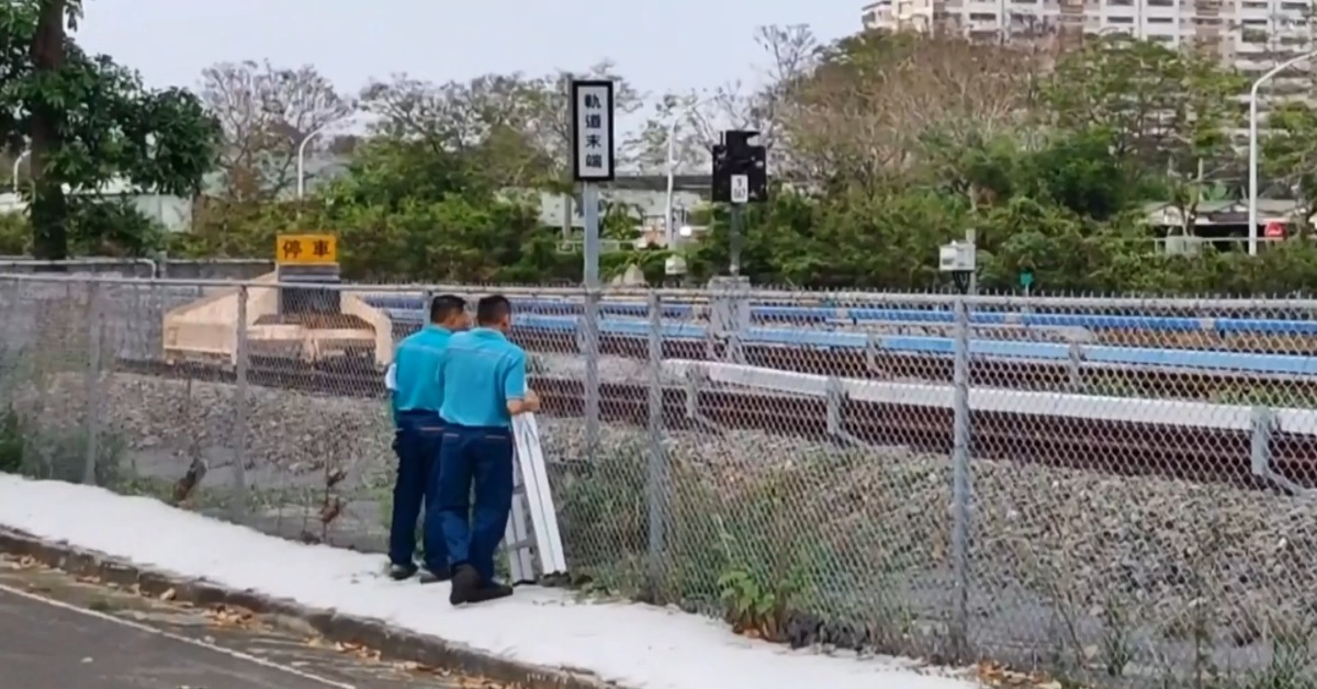 紅衣男闖高捷軌道 列車停駛55分鐘包抄找嘸人