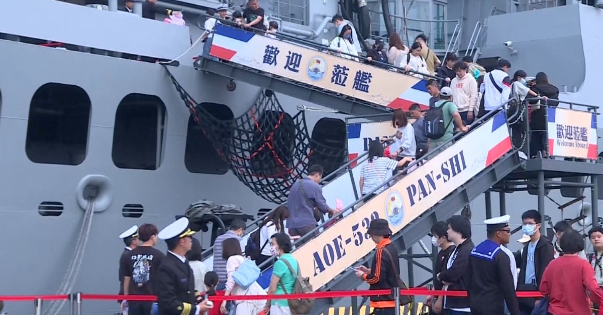 搶看敦睦艦隊「2天吸萬人」 12強冠軍簽名球成亮點