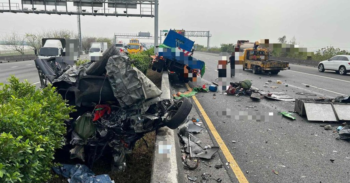 死亡車禍！轎車成夾心餅女慘死 大貨車駕駛：我在撿手機