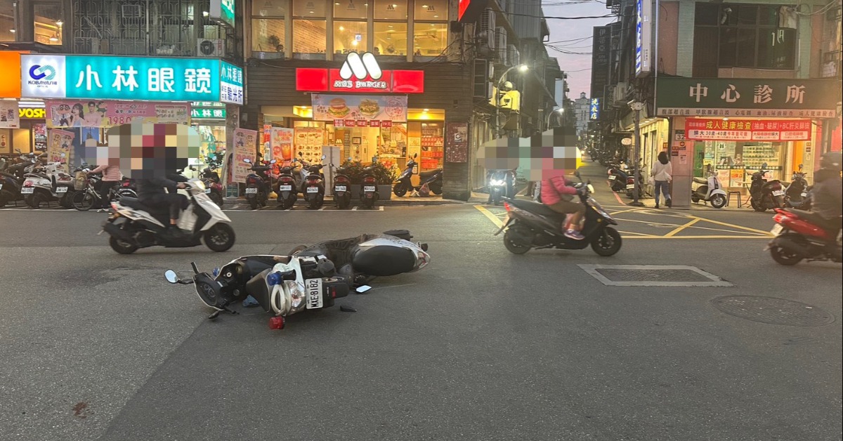 新莊警鳴笛閃燈衝現場抓通緝犯！與未打燈女騎士碰撞 雙雙掛彩