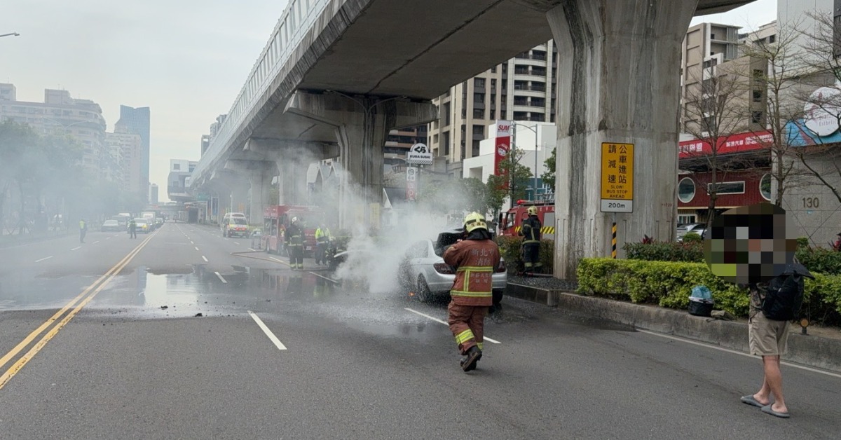 新莊火燒車！轎車火舌濃煙狂竄 現場畫面曝光