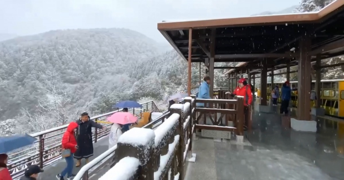 冷氣團發威！ 中北部多高山降雪 染成銀白世界