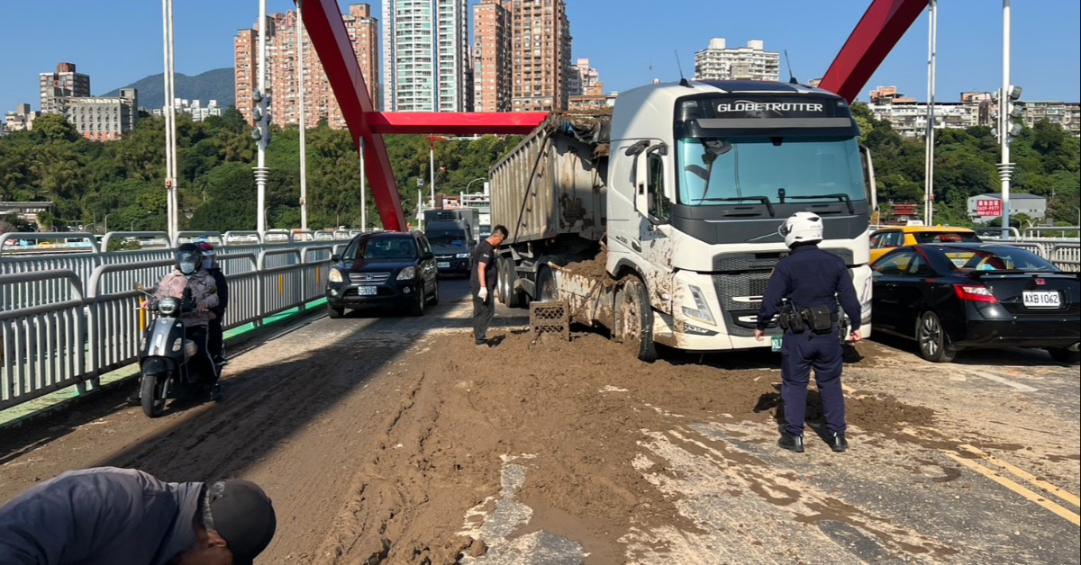 轎車急切車道！關渡橋砂石車煞車不及連撞 泥漿滲漏橋面釀回堵