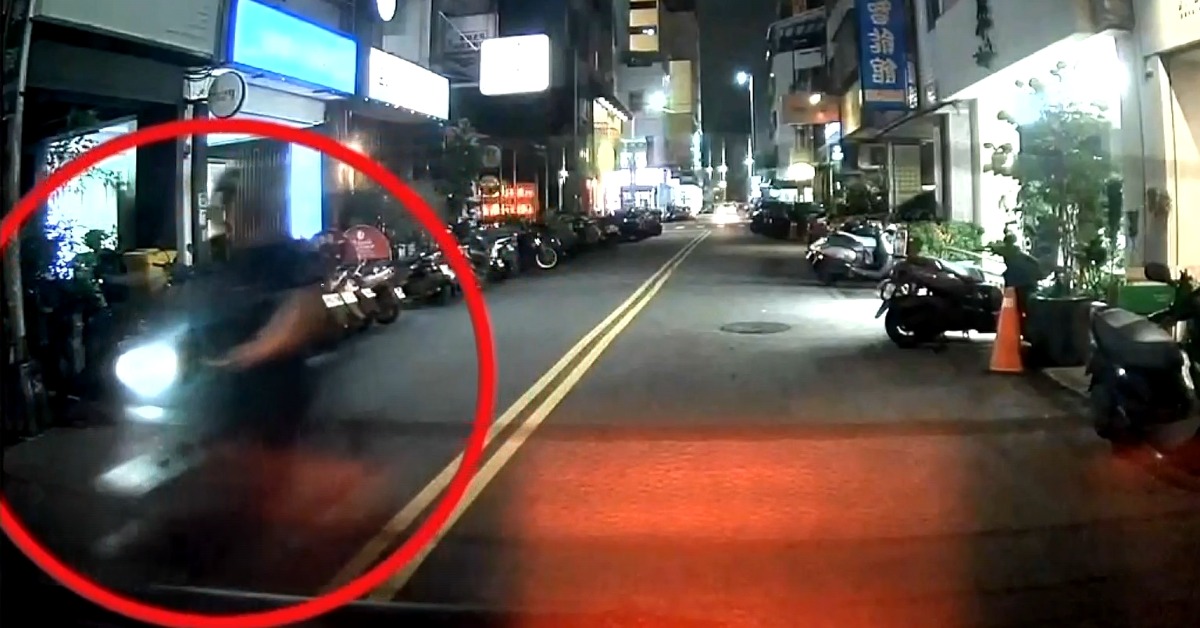 獨家／碰瓷？騎士逆向衝轎車旁 疑「腳被輾」拍車攔人's story cover image