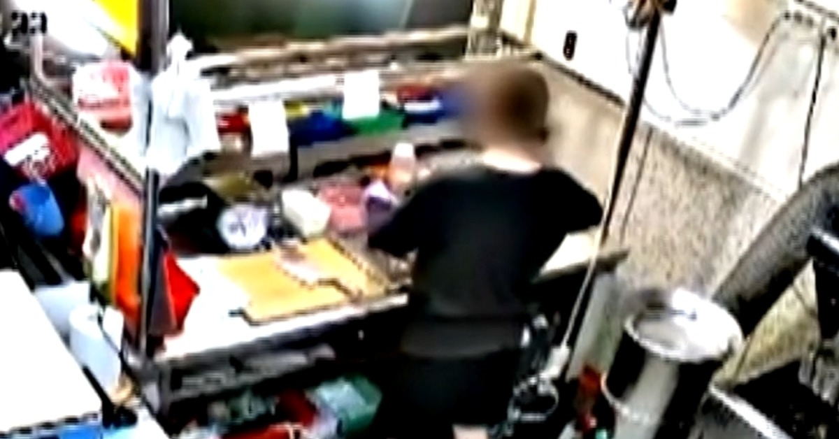 獨家／問3次要辣嗎？客暴怒吼店員 老闆捍衛員工報警's story cover image