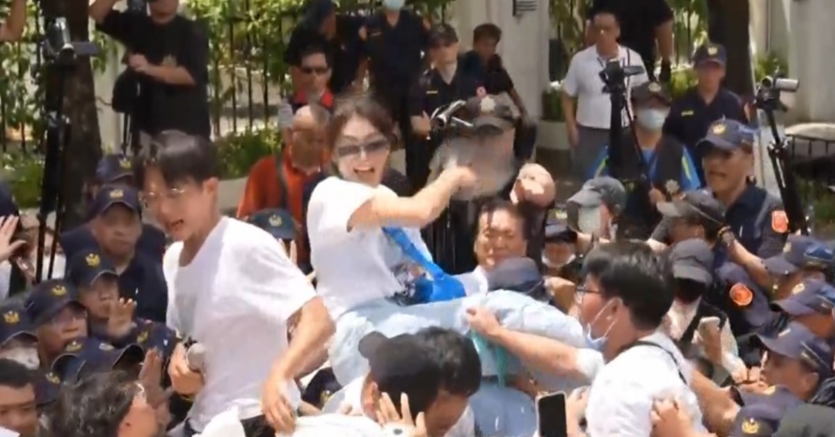官邸走讀淪街頭格鬥！黃國昌攀爬護欄 小草與警激烈推擠's story cover image