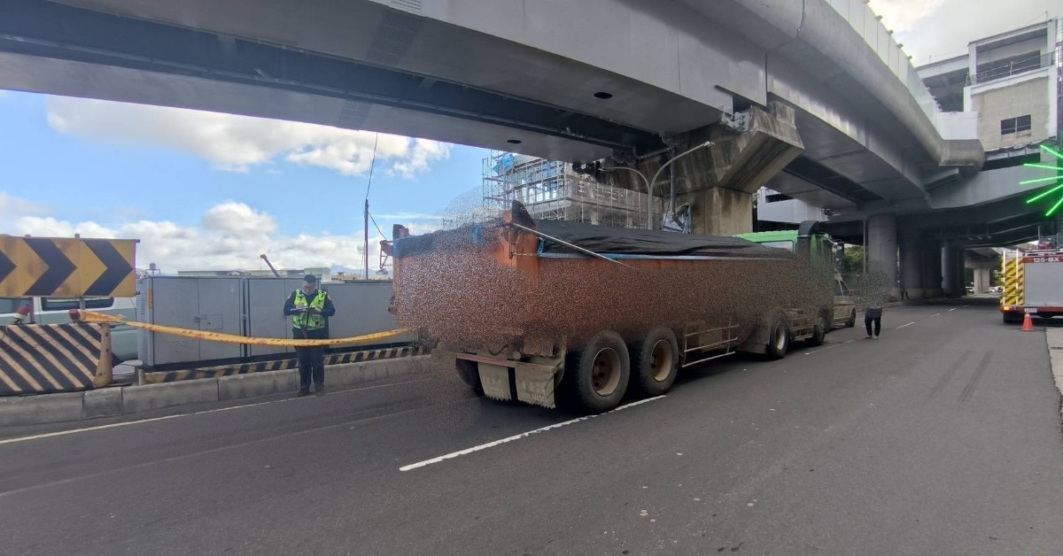 鶯歌死亡車禍！行人遭砂石車撞上 捲入車底拖行輾斃's OG Image