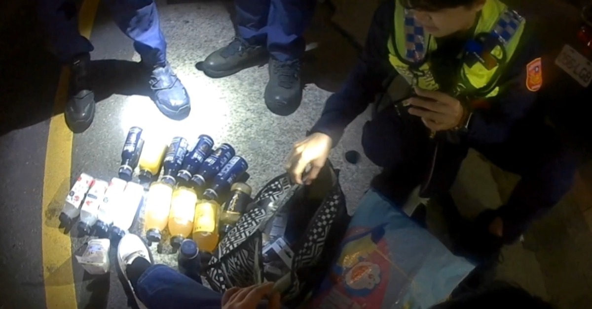 女超商偷千元飲料、三明治 店員追出當街壓制's story cover image