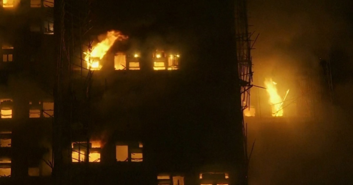 快訊／香港宏福苑惡火增至128死 16具焦屍還在大樓裡