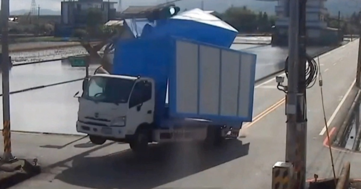 砰！貨車「右貨門」忘關 扯落路口「號誌桿、電線」's OG Image