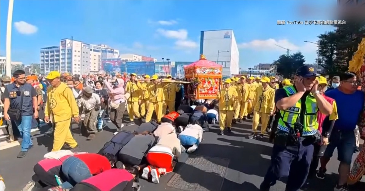 首次到前鎮！ 粉紅超跑「調皮」搶先起駕 數千人恭迎's story cover image