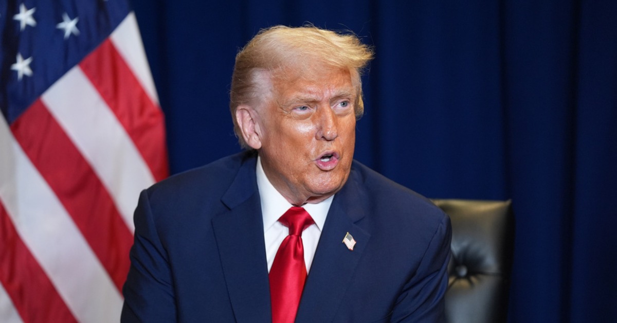 內閣都累了？ 川普瞇眼、閣員塗鴉...美媒揭「歪樓場面」's story cover image