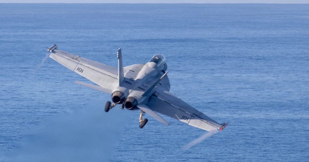 美軍F/A-18F遭友軍誤射飛彈墜海 調查結果曝！'s story cover image