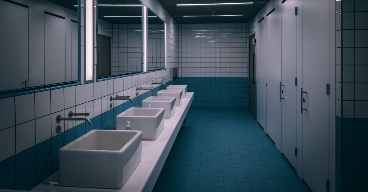 公廁濕成「颱風天」！她崩潰：去哪都一樣恐怖's story cover image