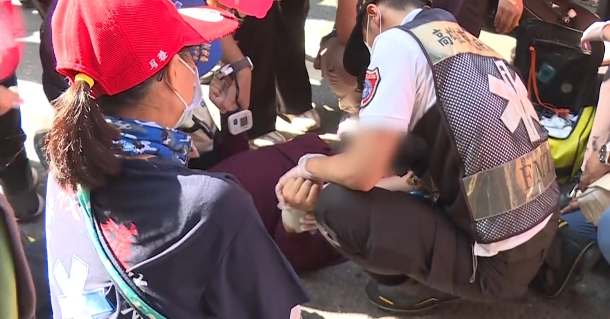 獨家／白沙屯媽祖高雄遶境 男癲癇發作粉紅超跑折返's story cover image