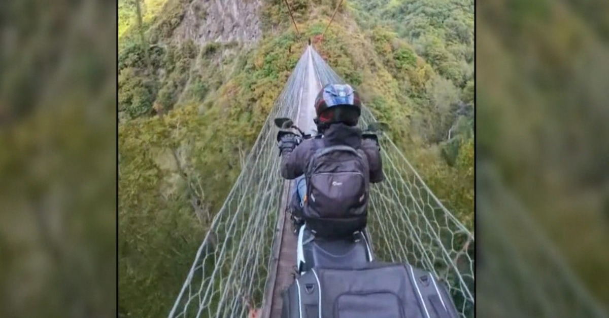 獨家／近知名「紅香溫泉」！重機騎士上「力行吊橋」險象環生's story cover image