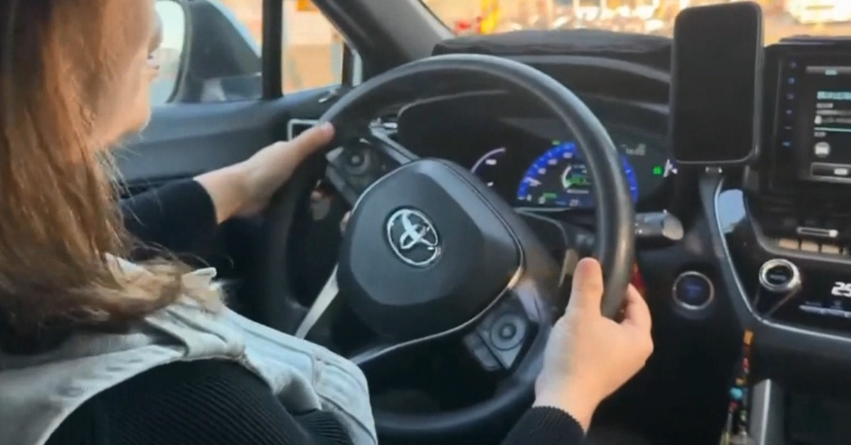 男乘客伸鹹豬手 小黃女運將驚叫「不要碰我」's story cover image