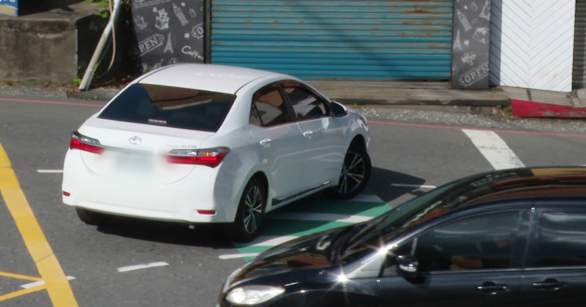 九份最美公路「藏陷阱」右車道禁右轉 民眾：好怪好複雜's story cover image