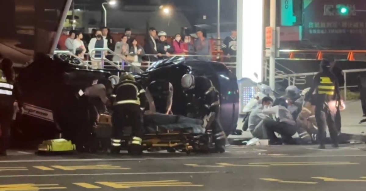 高雄2車撞翻車 5人受傷送醫急救's story cover image