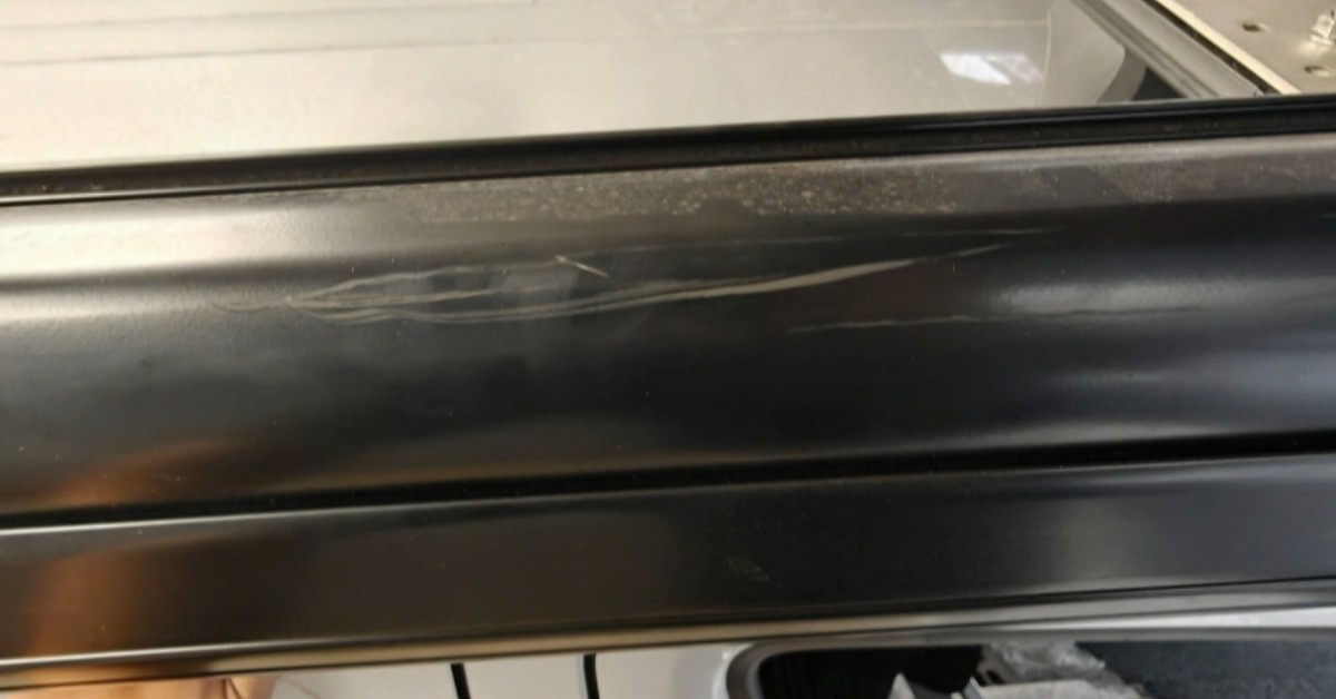 獨／停車場「限高」參考用！？ 反光鏡還低20cm害車慘刮傷