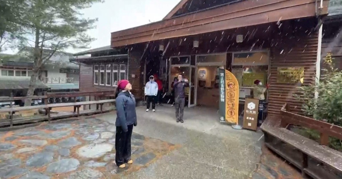 相隔10年！海拔2千米「清境下雪霰」 居民嗨翻's OG Image