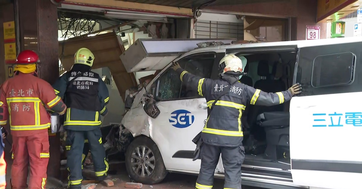 獨家／撞飛路人影像曝！三立採訪車衝破銀行ATM牆's OG Image
