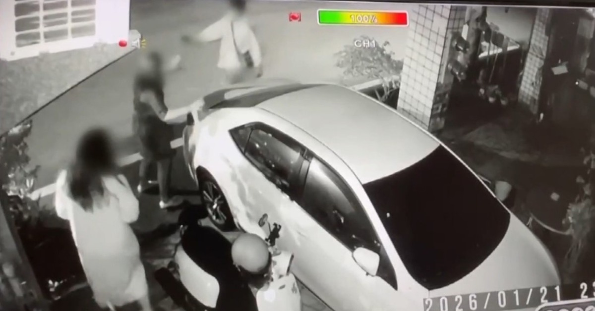 悚！鄰突持雙刀攻擊 男護家人被砍縫16針's story cover image