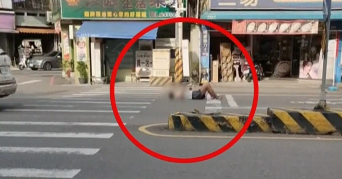 又是他！怪男躺車道「翻滾」險遭輾 警勸導開罰's story cover image