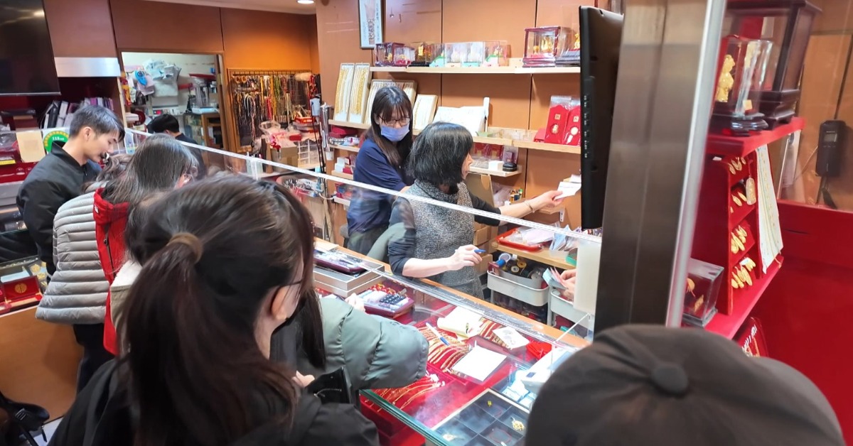 金價震盪銀樓排爆了！ 金塊限量售、金豆需預購's story cover image