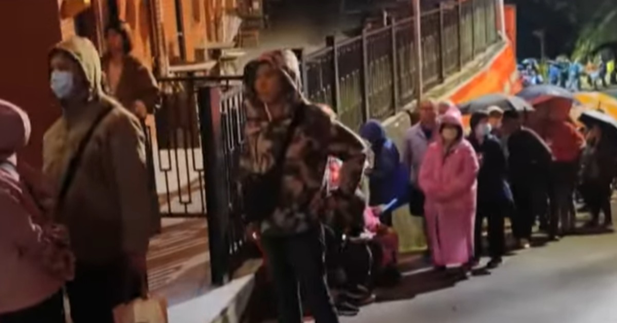 慈惠堂發「錢母+發財金」！ 人潮蜿蜒到山腳's story cover image