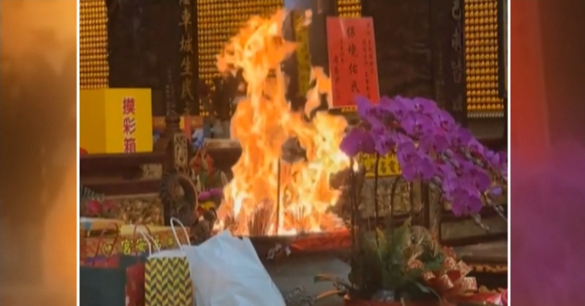 車城福安宮拜頭香 天公爐發爐！ 廟埕擠滿信眾's story cover image