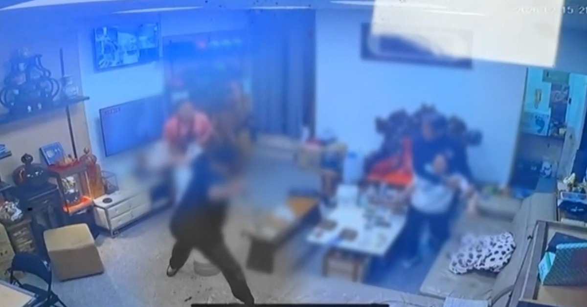 莽男小年夜持刀闖宅 狂捅前女友妹和男友's story cover image