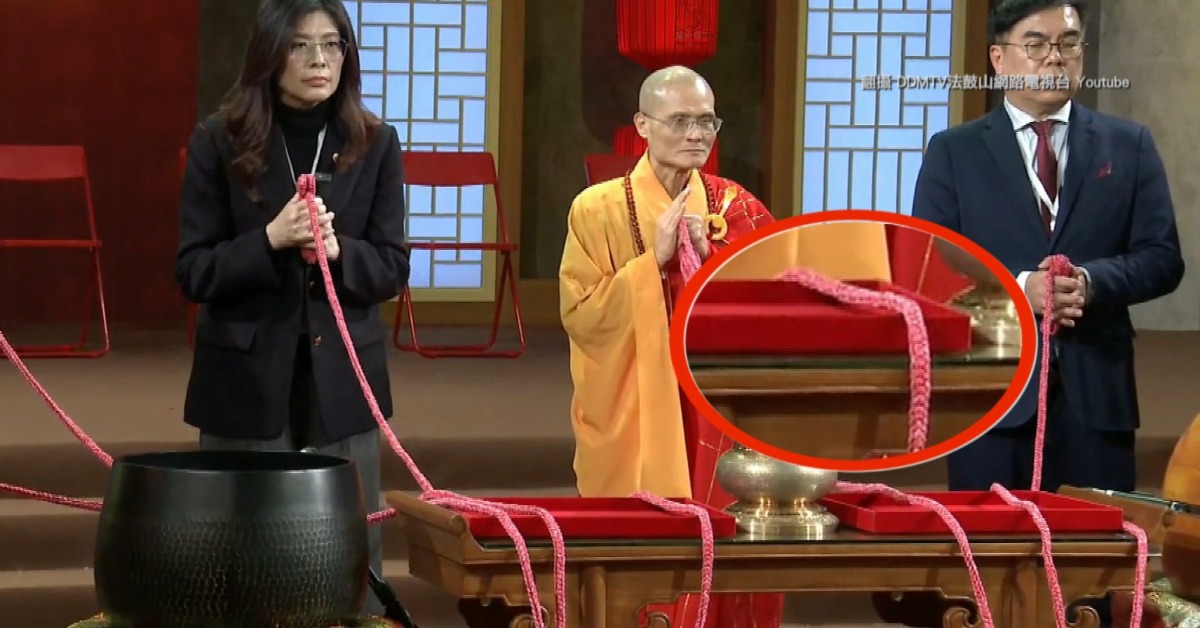 出席法鼓山除夕撞鐘 鄭麗文持紅繩劇烈抖動's story cover image