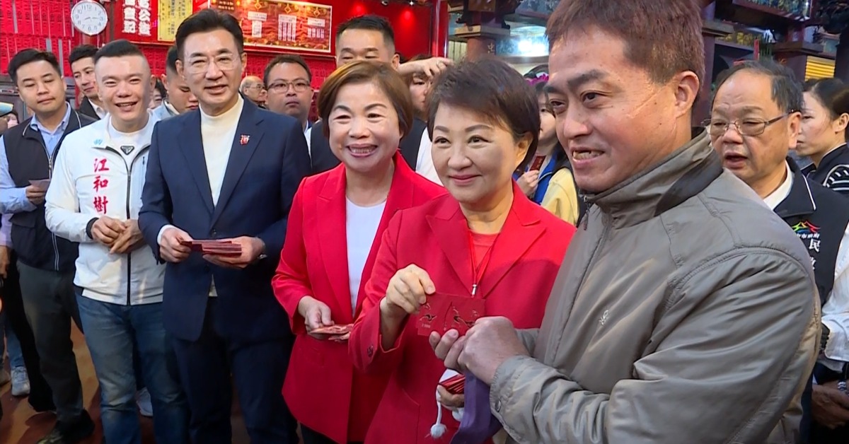 盧秀燕初一跑4區發紅包 挺國防：保護台灣安全's story cover image