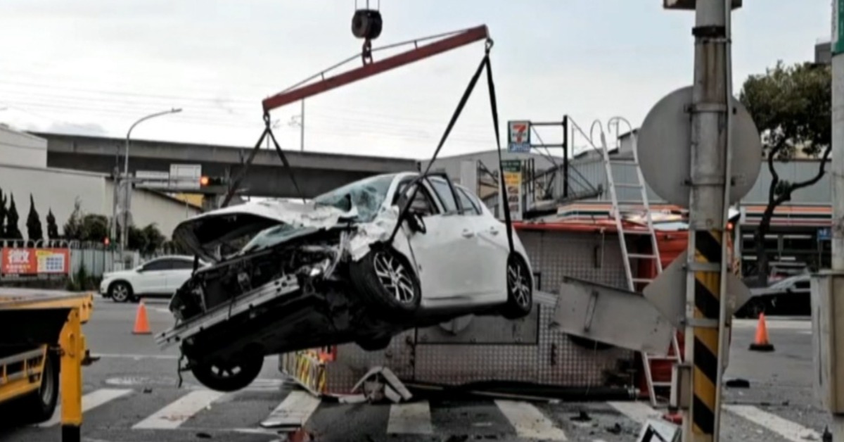 嚇！轎車路口「疑未禮讓」 消防車釀對撞7人送醫's story cover image