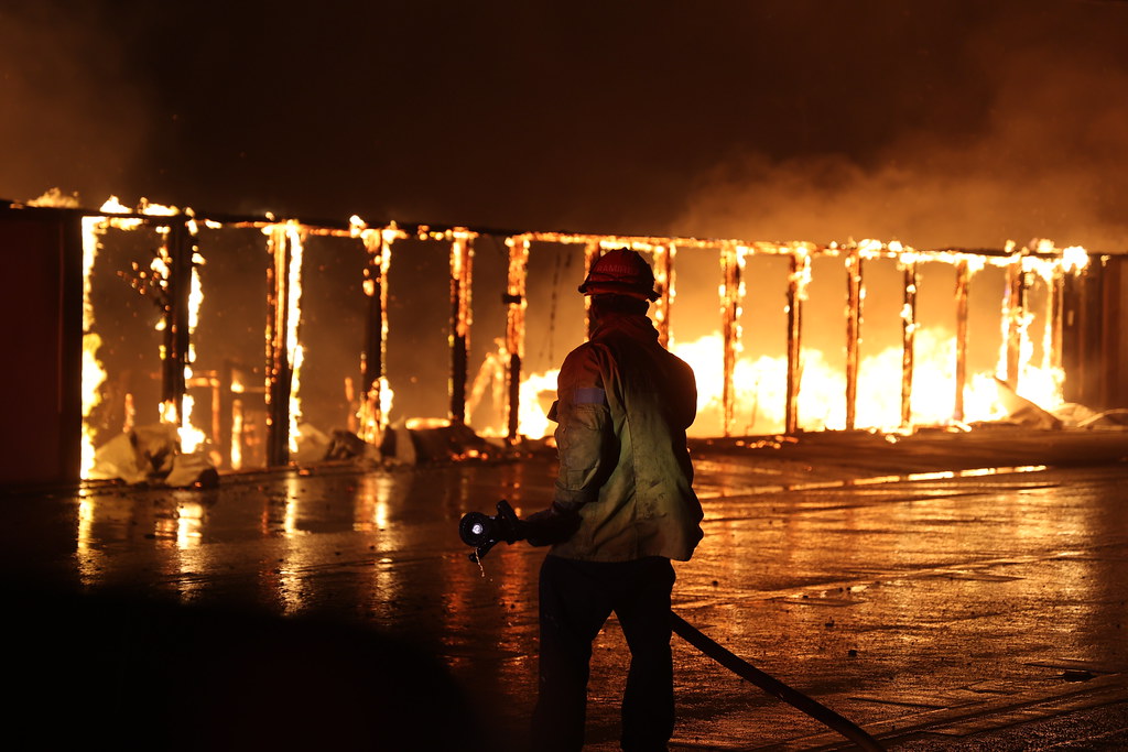 洛杉磯著火了 這次加州野火為何越燒越猛？