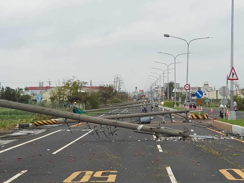 颱風吹倒電線桿 地下化會是電網韌性解方嗎？'s story cover image