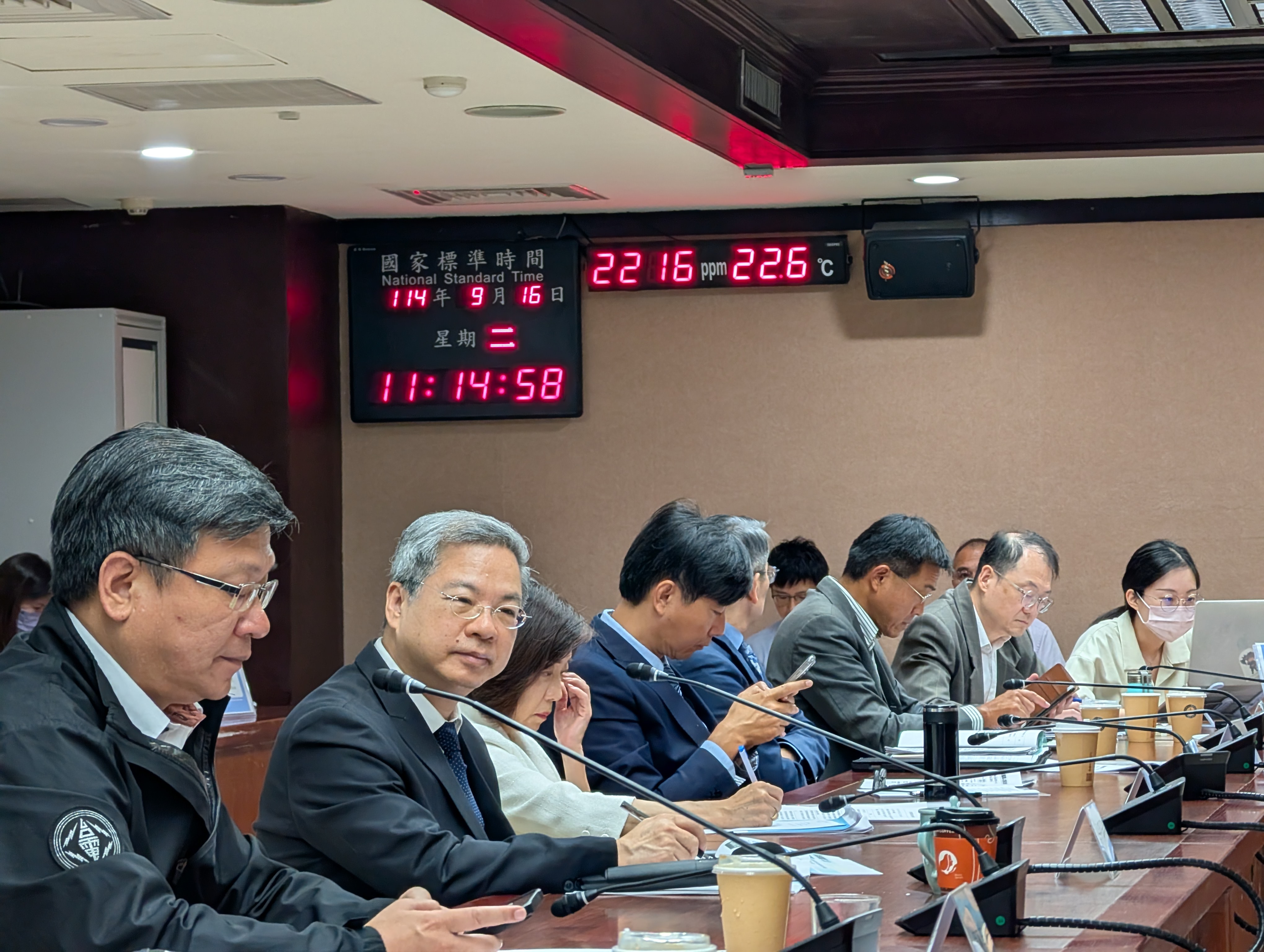 明年綠電占比目標20% 經濟部拋光電板提前汰舊換新