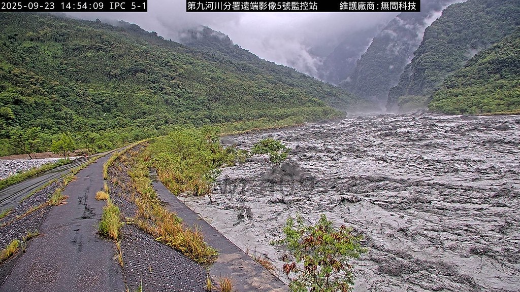 花蓮馬太鞍溪堰塞湖溢堤 洪水沖斷大橋、71人受困's story cover image