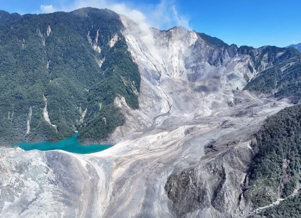 馬太鞍溪堰塞湖水量減 農業部評估開溪床便道上溯11公里挖壩's story cover image